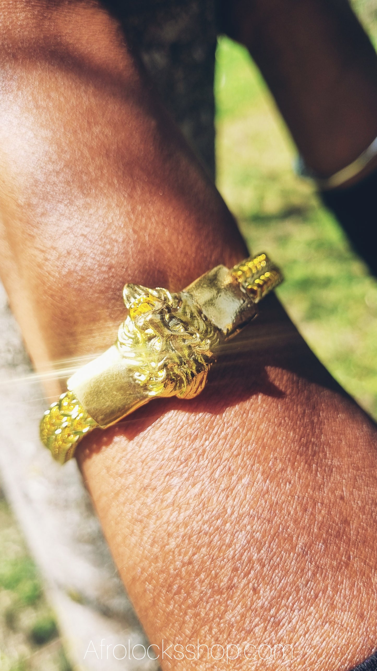 Bracelet en maille gourmette plaqué or et détail tête de lion