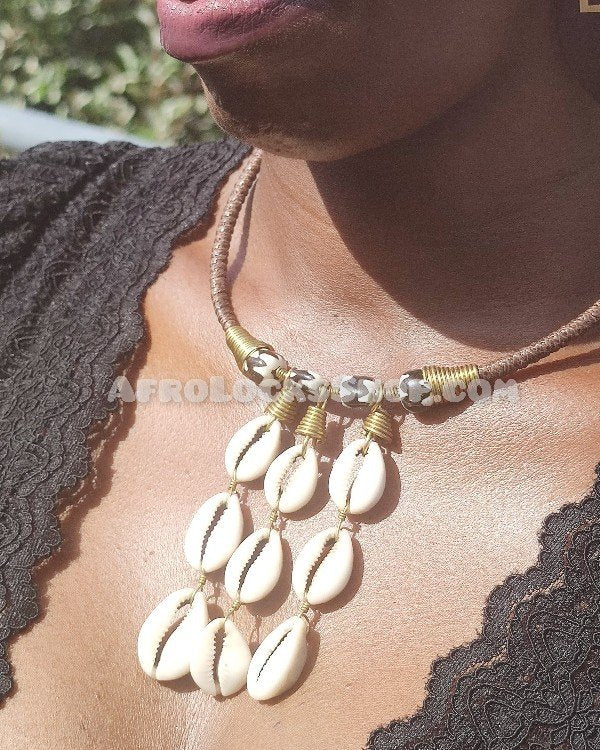 Collier pendant massai cauris et perles tigre
