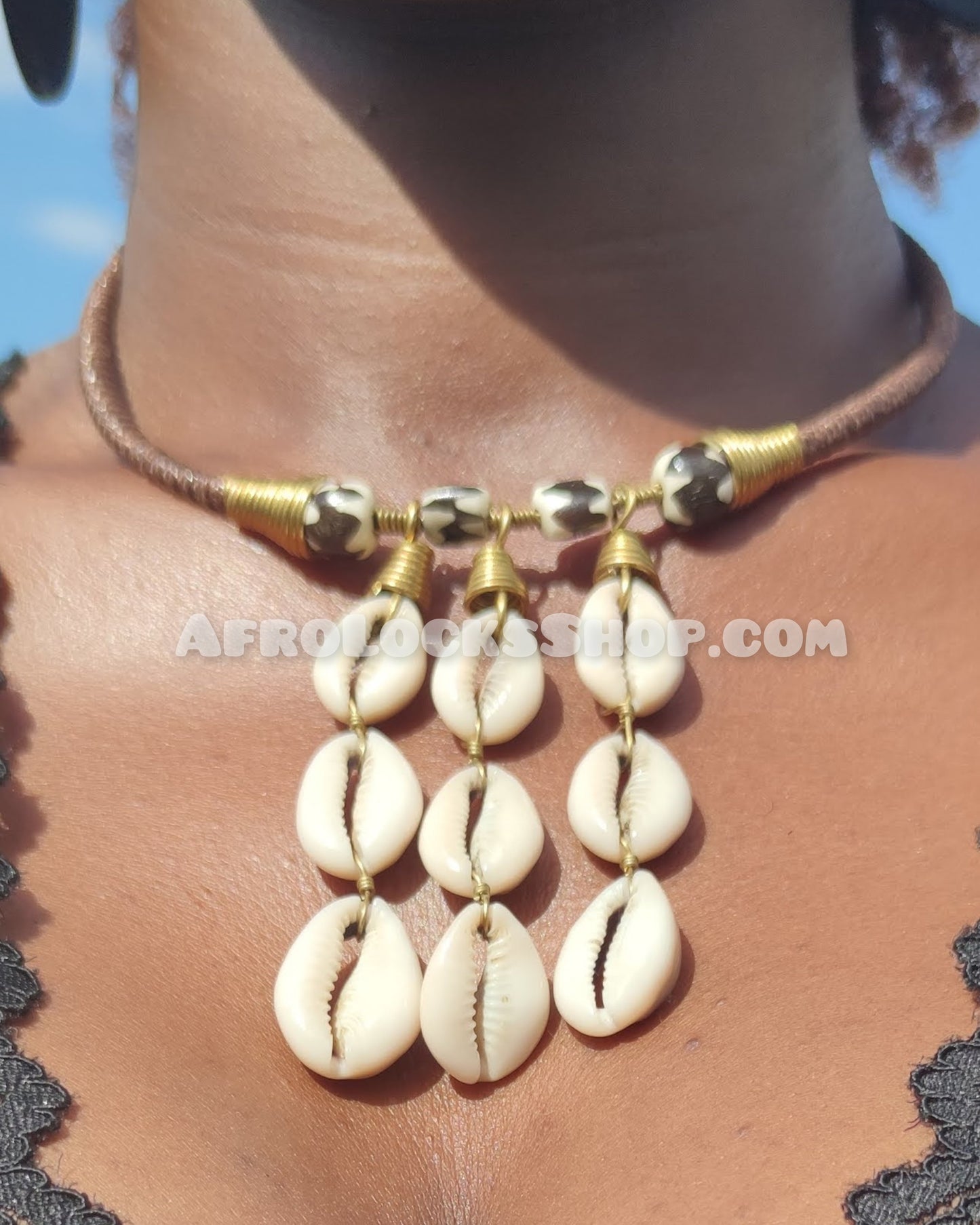 Collier pendant massai cauris et perles tigre