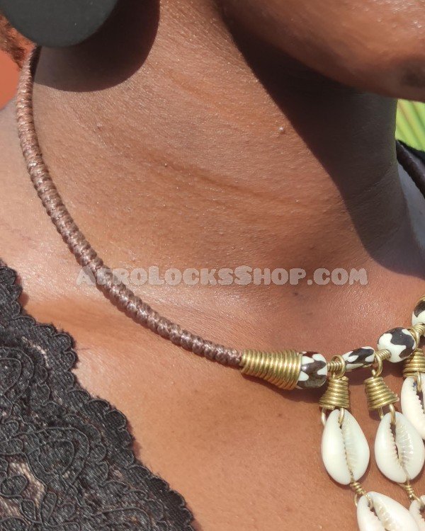 Collier pendant massai cauris et perles tigre