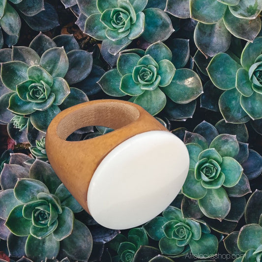 Bague bois & nacre blanche – petit modèle (doigts fins) 💍 Naturel & chic