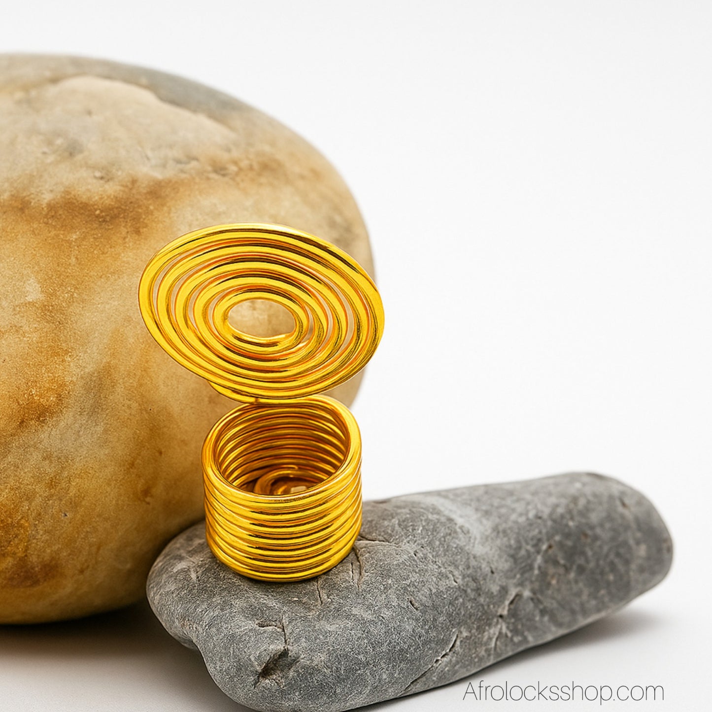 Bijou de locks spirale dorée avec pendentif Afrique – trou 1 cm – longueur 4,5 cm 🌿✨