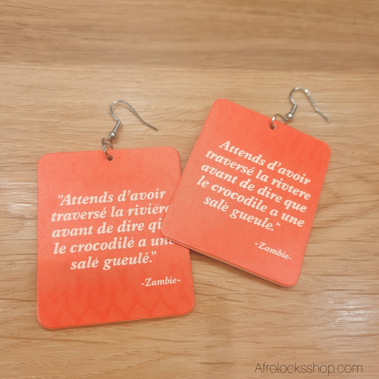 Boucles d’oreilles proverbe africain de Zambie – bois léger 6×5 cm – recto-verso – mini-séries