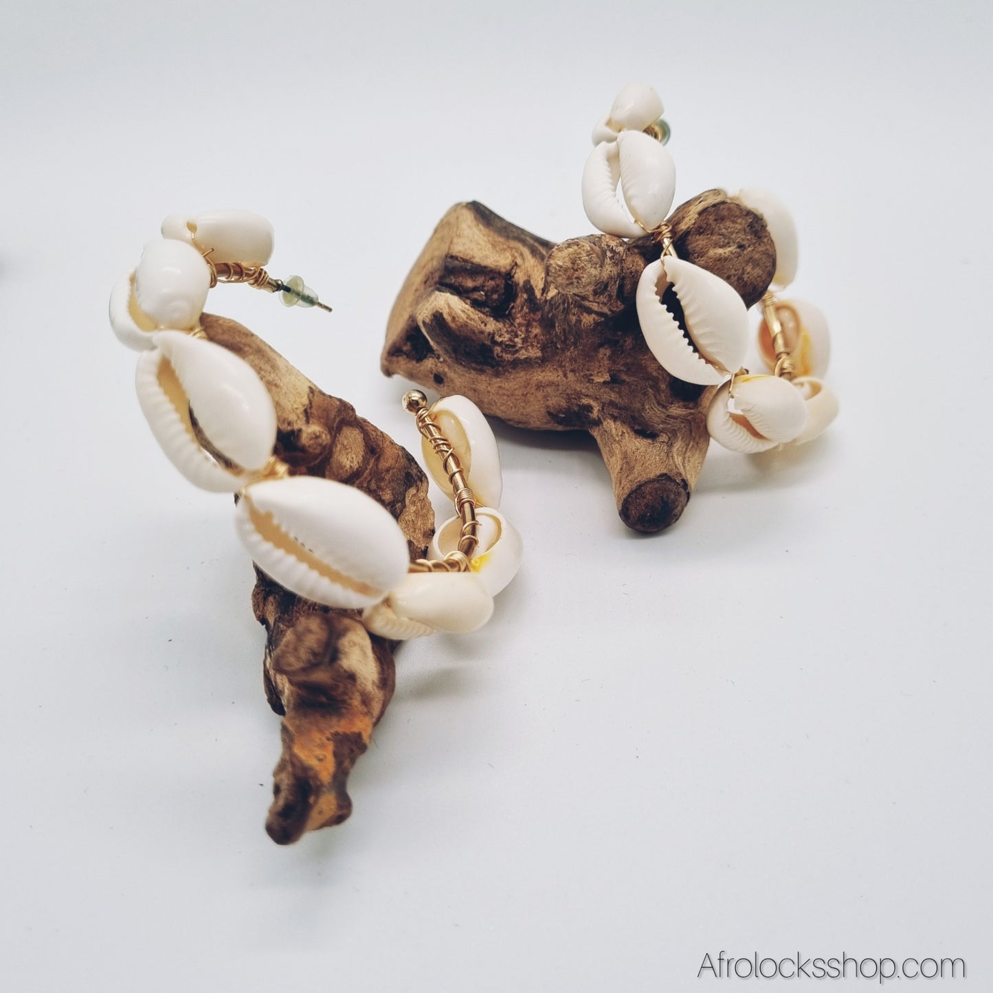 Boucles créoles en cauris naturels – 6 cm, 7 coquillages par boucle