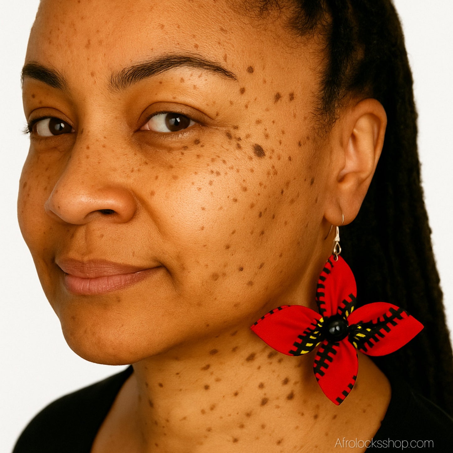 Boucles d’oreilles fleur en wax 🌺 – fait main au Sénégal (6×7 cm)