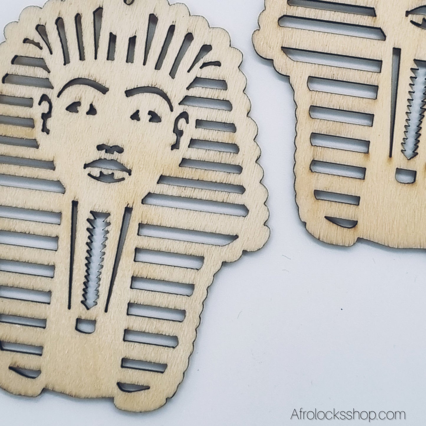 Boucles d’oreilles Pharaon – Bois léger 8 cm, métal argenté