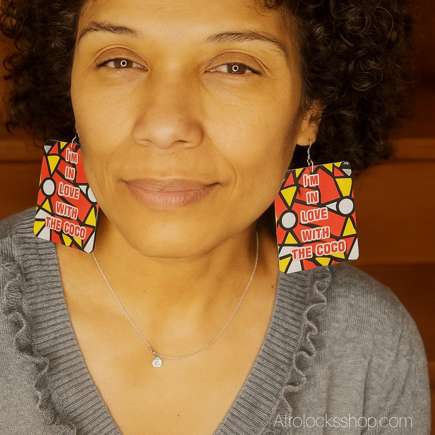 Boucles d’oreilles « I’m in love with the coconut oil » – wax – bois 6×5 cm – recto-verso – mini-séries