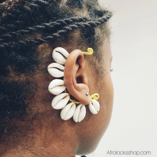 Boucle d’oreille manchette en cauris – Bijou ear cuff artisanal oreillette bohème chic Afro Locks Shop