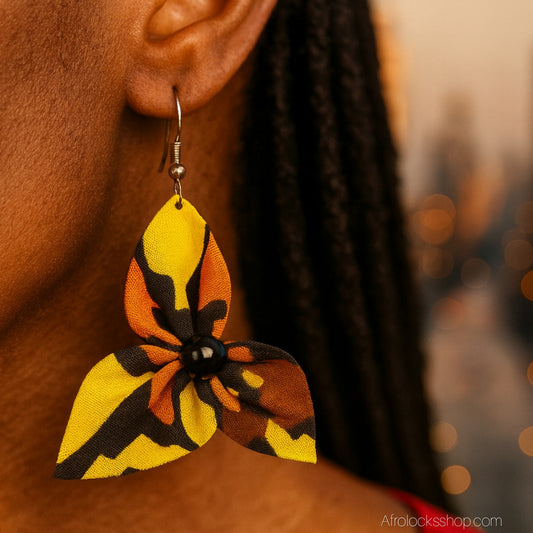 Boucles d’oreilles fleur en wax 🌺 – fait main au Sénégal (6×7 cm)