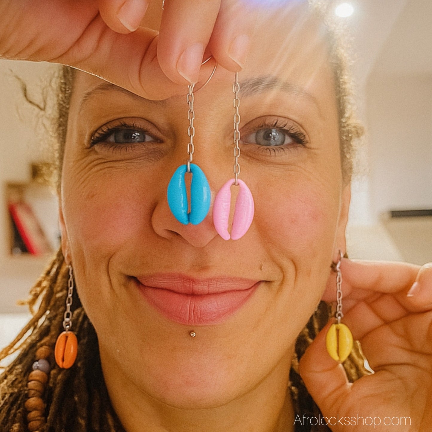 Boucles d’oreilles cauris multicolores – lot de 4 – mix & match – longueur ~6 cm