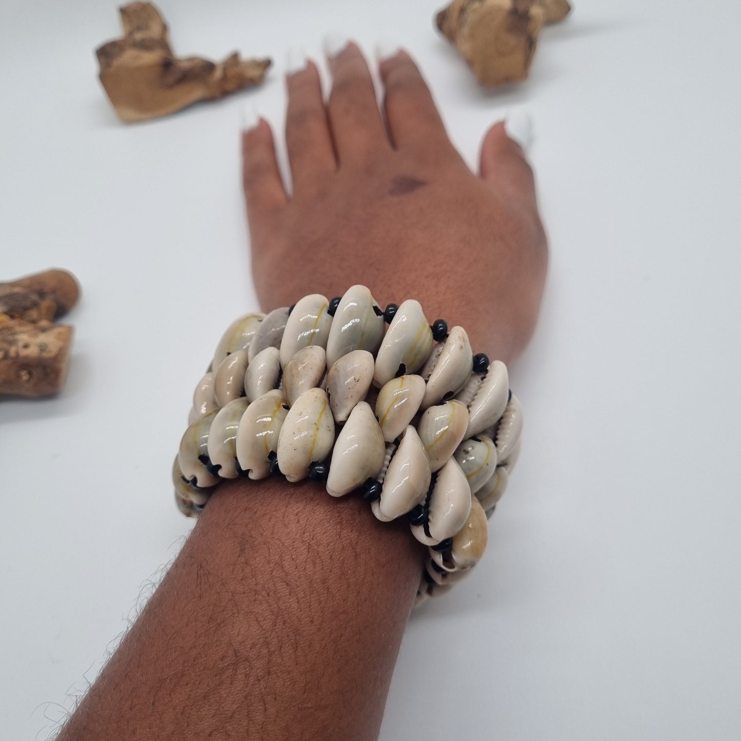 Bracelet en Cauris – Artisanat d’Afrique du Sud – Élastique Unisexe 🐚