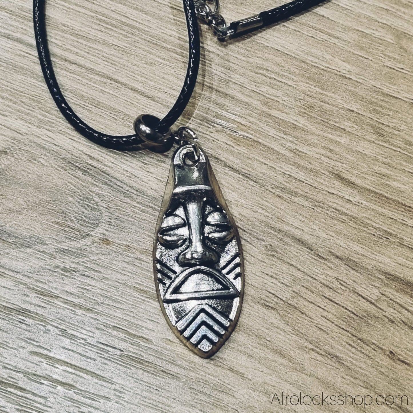 Collier “Masque Africain” – cordon fin noir, pendentif métal (2 modèles) ✨