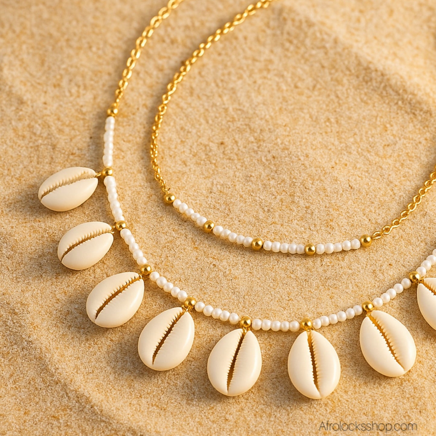 Collier perles blanches et dorées avec cauris – Bijou ethnique chic