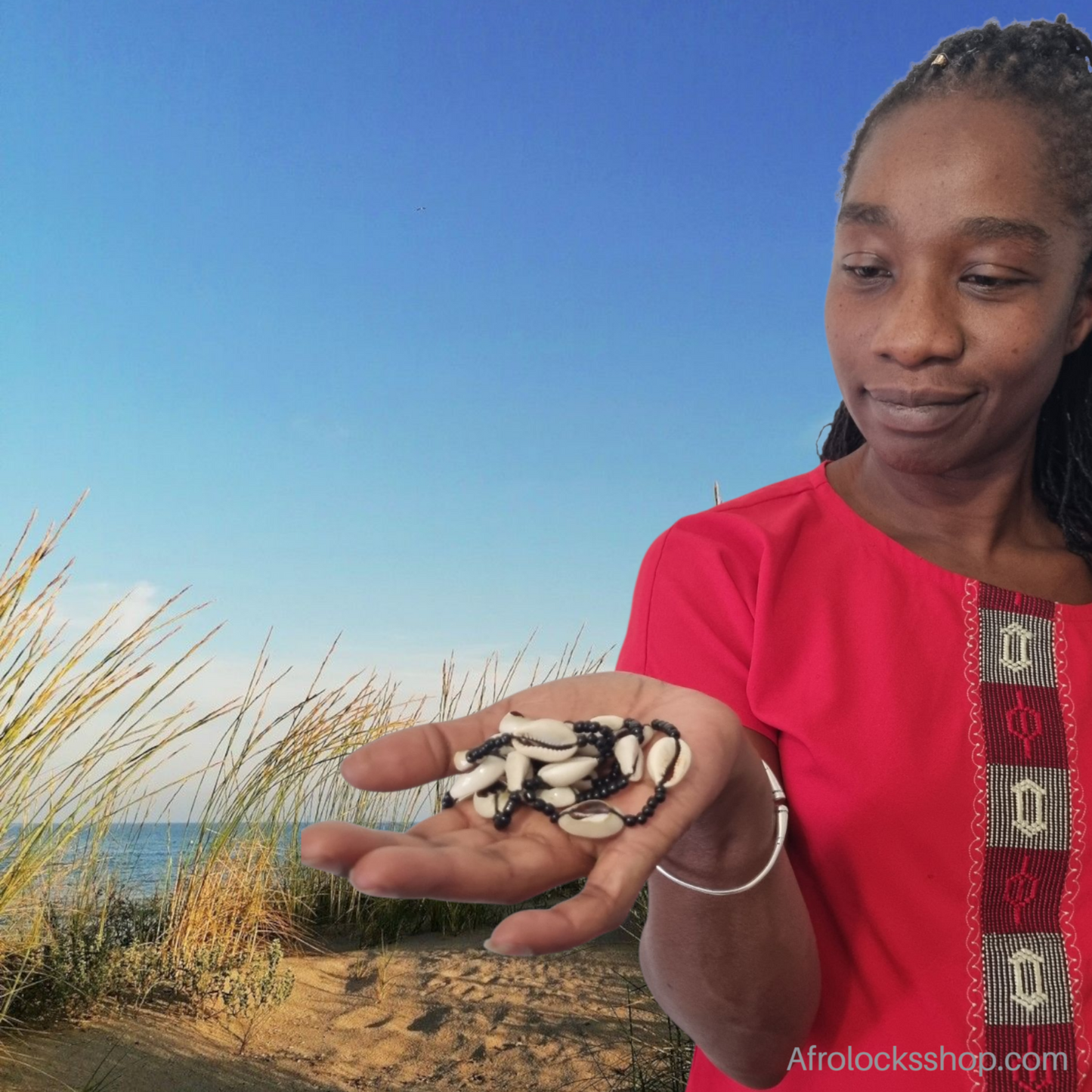 Collier long en cauris – fait main en Afrique du Sud (80 cm, 2 coloris)