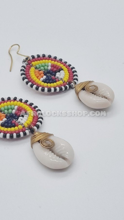 Elegantes boucles d'oreilles massaï en perles ornées d'un cauri naturel-SQ7622136