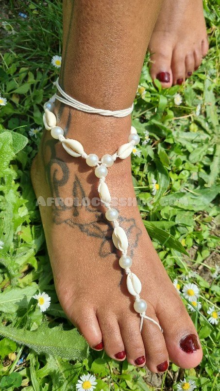 Bracelet de cheville doigt de pied en perles blanches et cauris