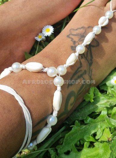Bracelet de cheville doigt de pied en perles blanches et cauris