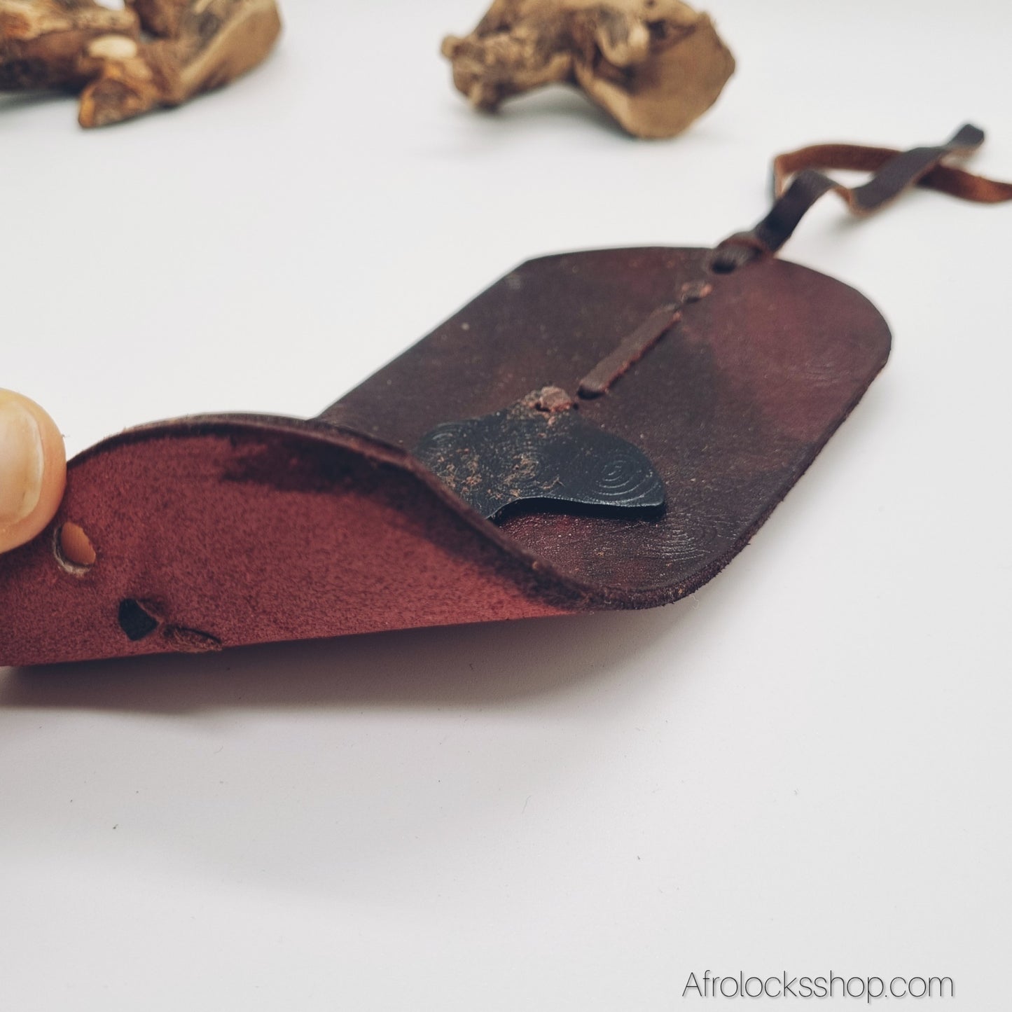 Manchette en cuir – fait main au Kenya, motif Afrique – ajustable (8×17 cm)