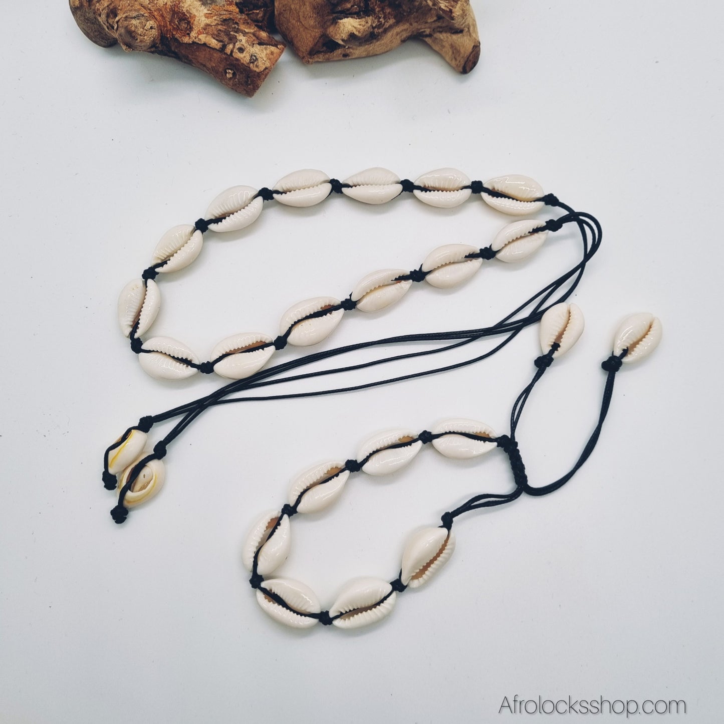 Parure cauris naturels – collier + bracelet ajustables (cordon noir)
