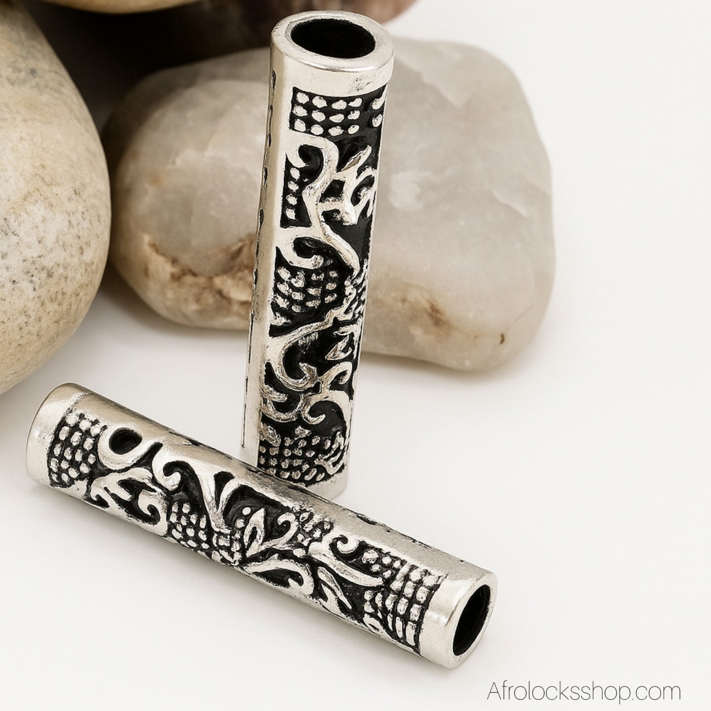 Perles longues gravées – lot de 2 (32×7 mm, trou 5 mm) | Barbe & microlocks