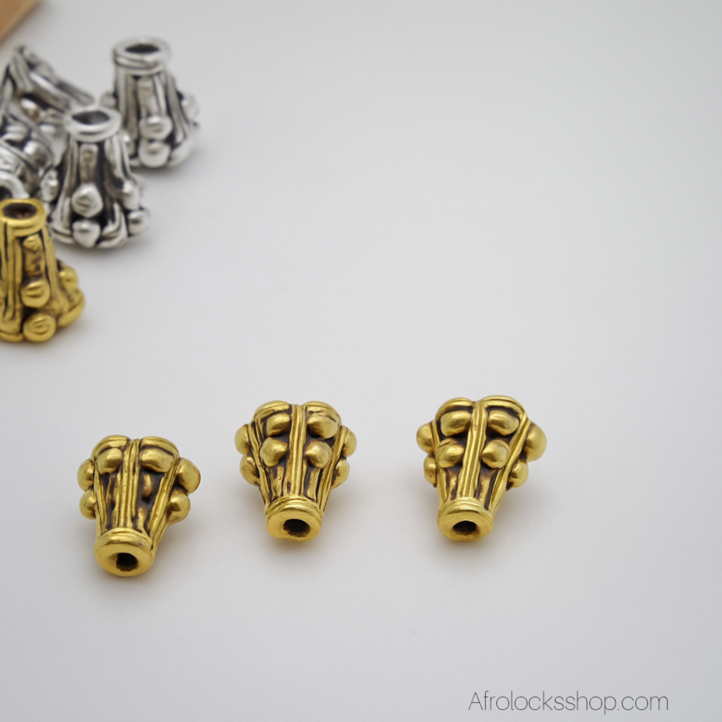 Perles cheveux cônes – lot de 20 – mix doré/argenté – 10×8 mm – trou 2 mm – spécial microbraids/microlocks