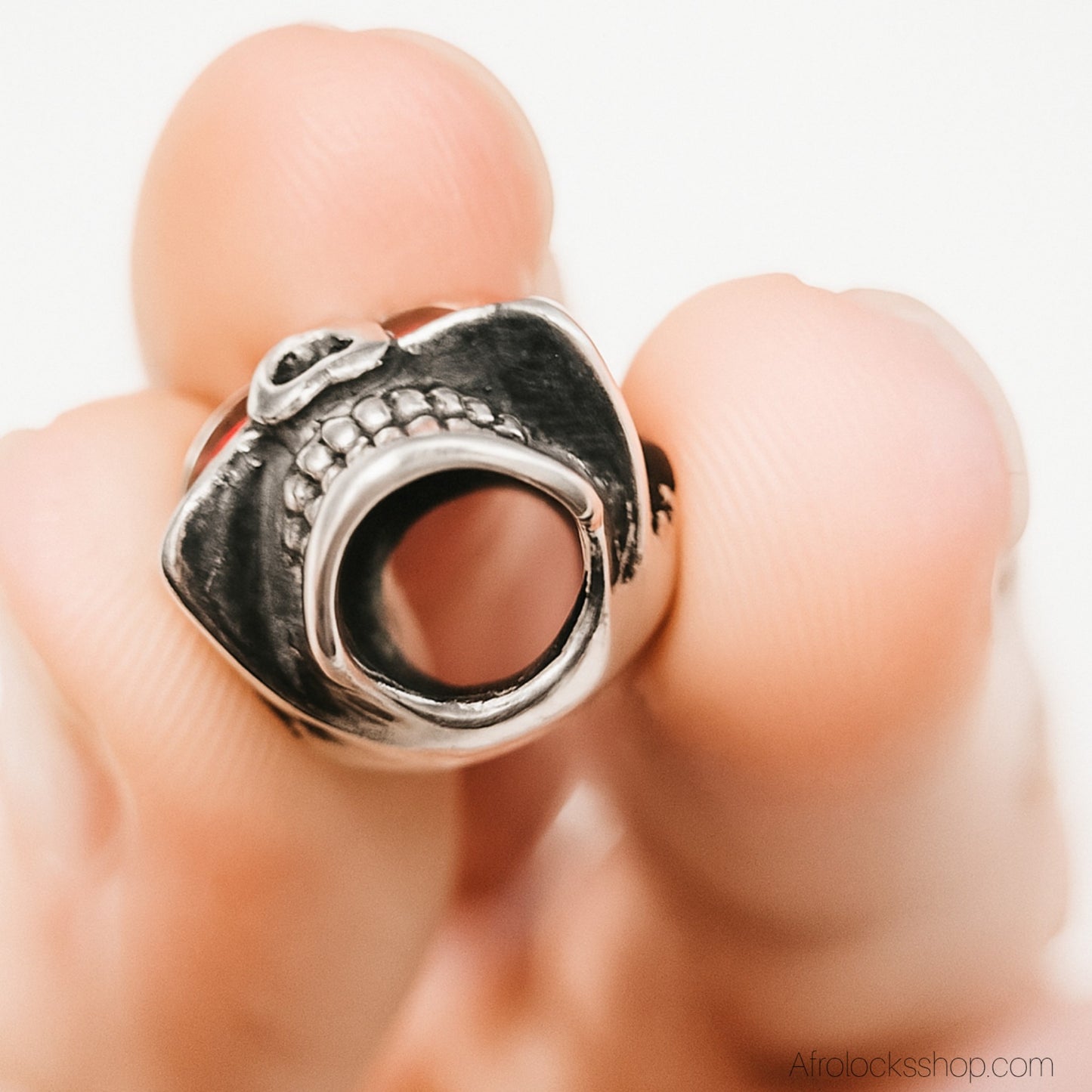 Perle tête de mort – acier inoxydable 316L + strass (trou 6 mm)