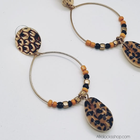 boucles d'oreilles dorees avec cauris peints en leopard et perles