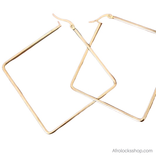 vue de pres paire de boucles d'oreilles carre acier inoxydable