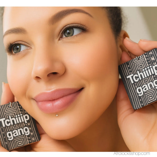 fille metisse qui porte des boucles d'oreilles ou il est ecrit 'tchiiip gang' du verbe tchiper