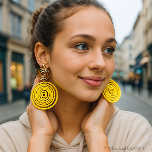 femme qui porte eds boucles doreilles dore et jaune