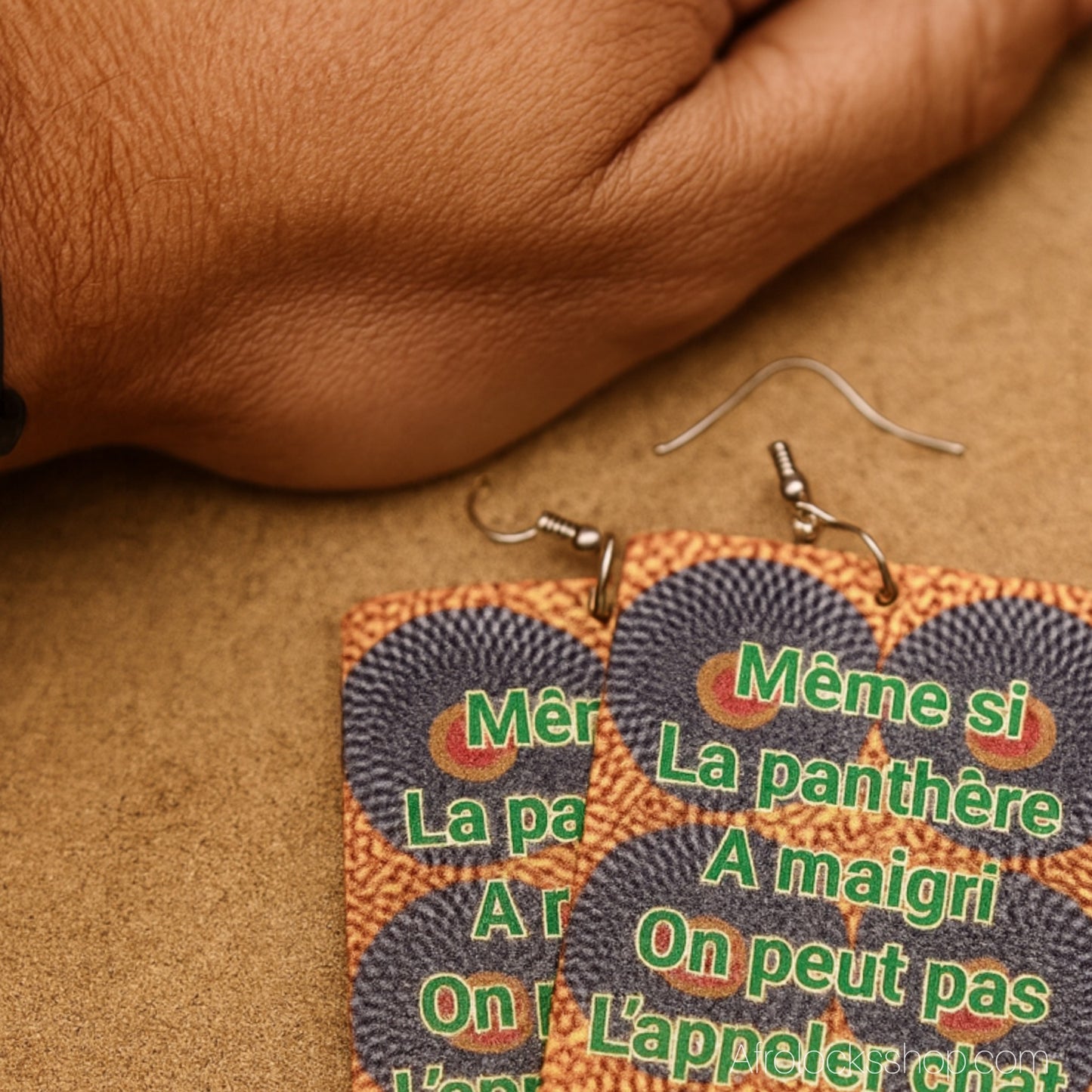 vue de pres bsur le sable boucles d'oreilles africaines wax