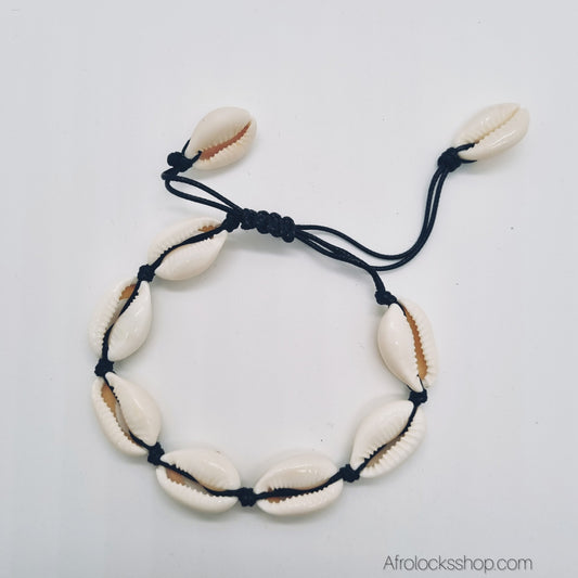 bracelet fait en corde et en coquillages cauris