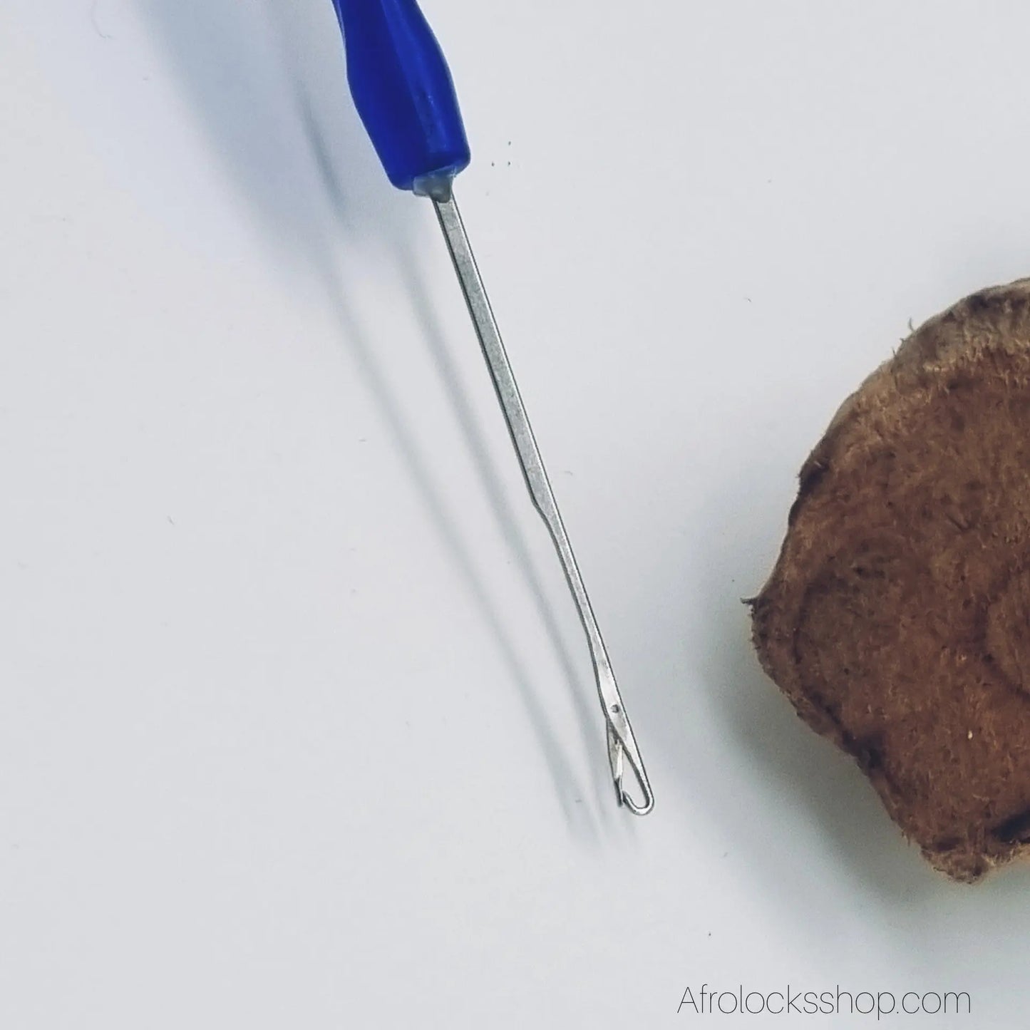 outil pour enfiler des perles avec petit embout