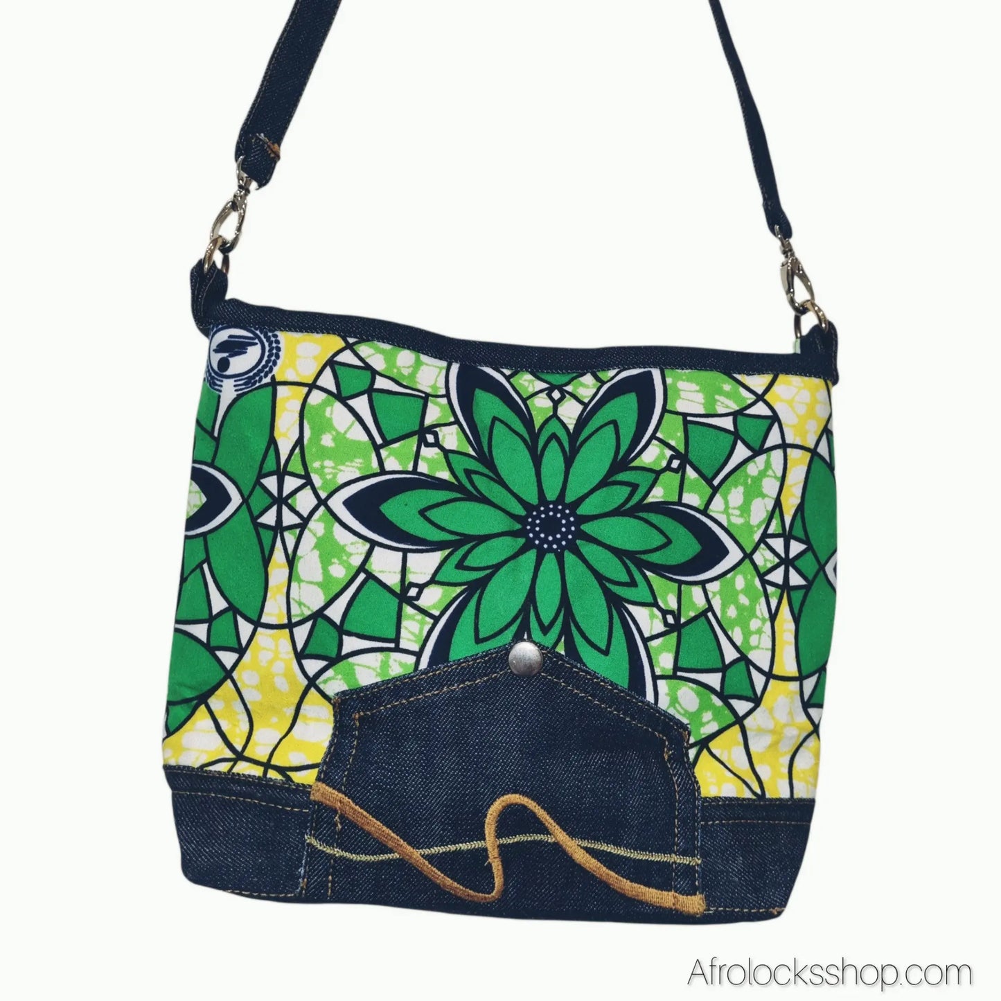 sac bandouliere carre en tissu wax coton vert jaune et en jean vue de pres