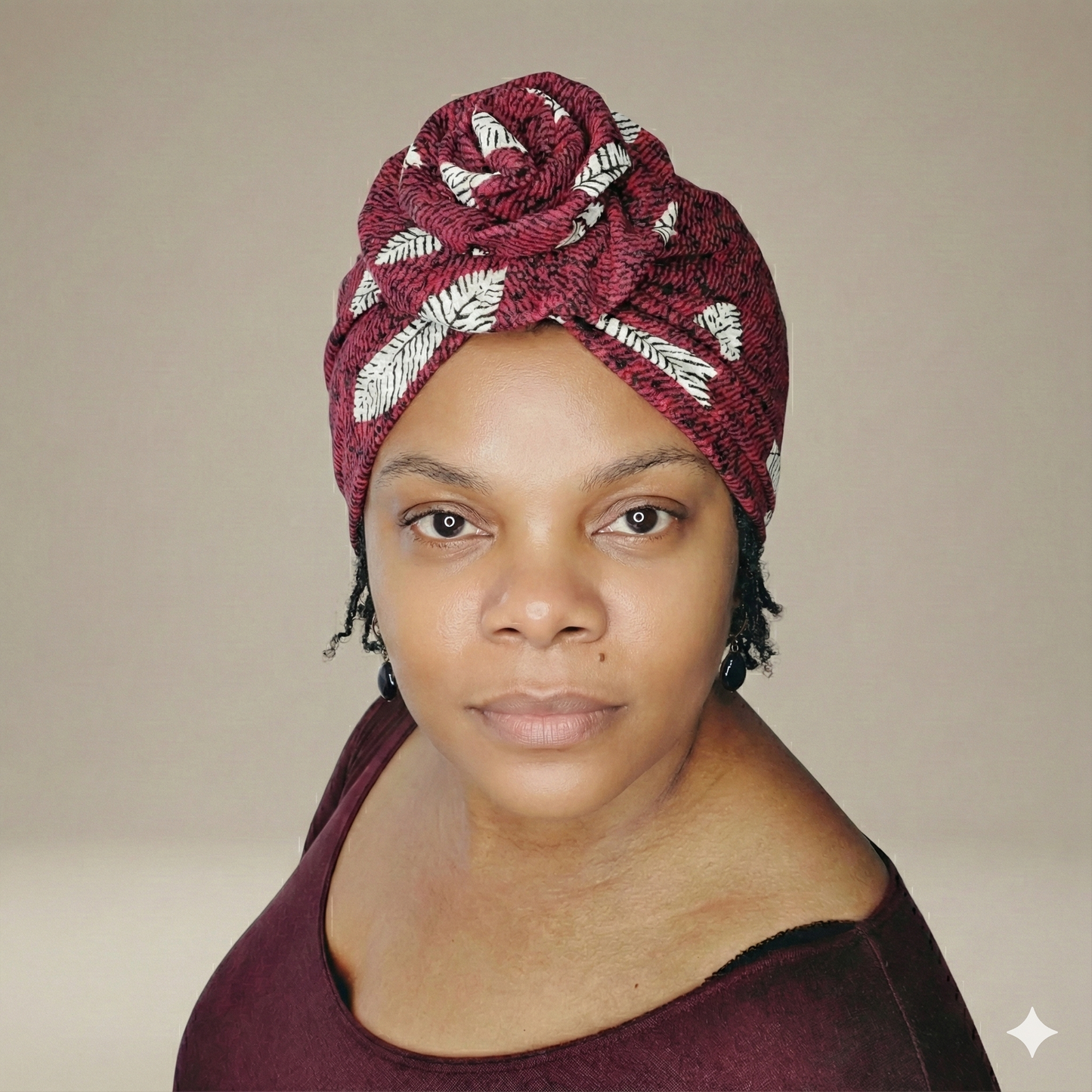 Turban porté par une femme noire avec des locks courtes