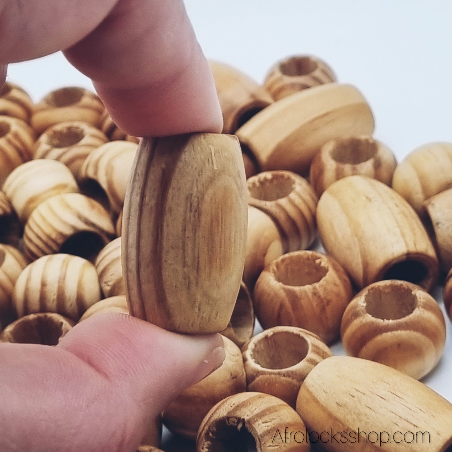 Lot de 100 perles en bois – trou 10 mm – rondes Ø1,5 cm & ovales 3 cm – spécial locks, tresses et DIY