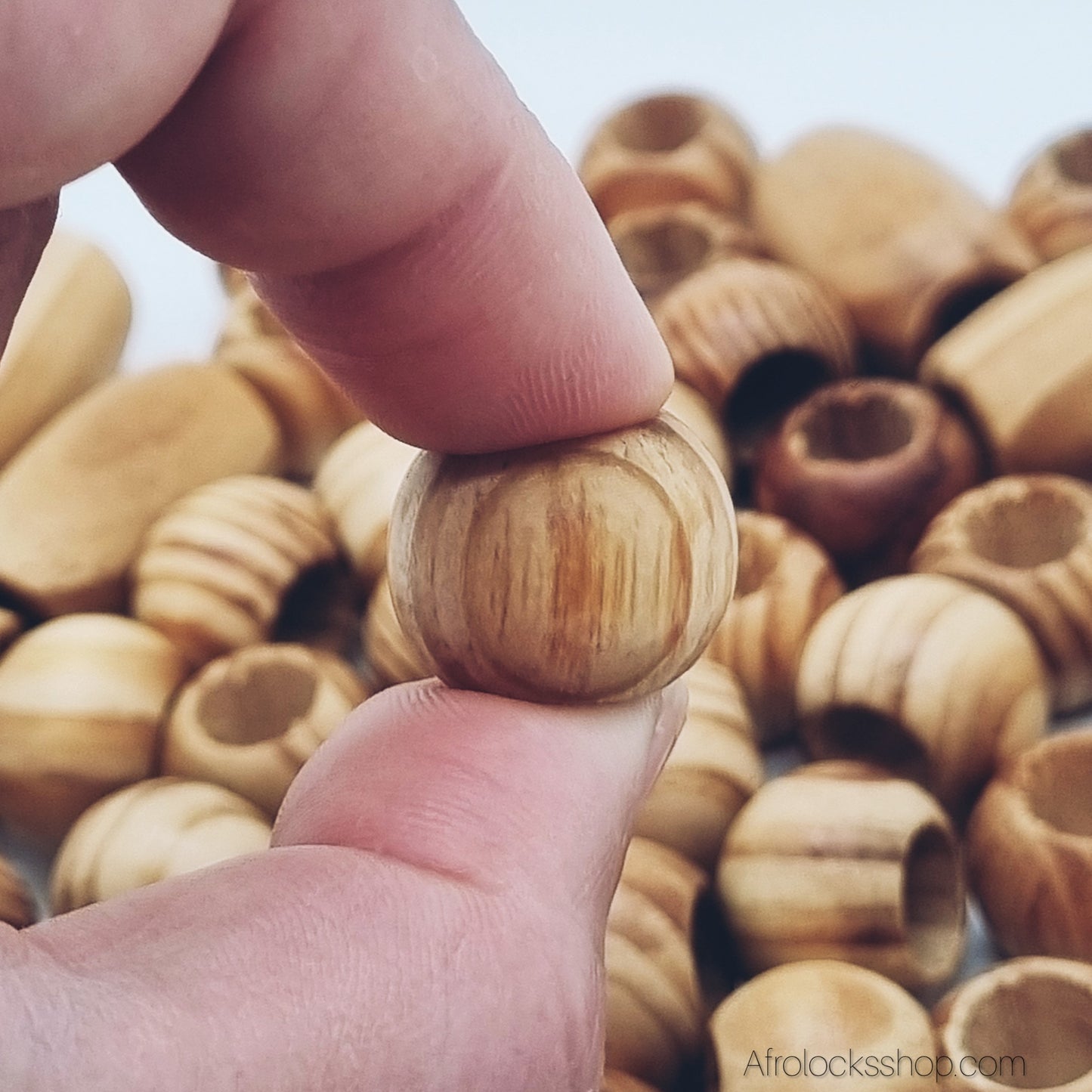 Lot de 100 perles en bois – trou 10 mm – rondes Ø1,5 cm & ovales 3 cm – spécial locks, tresses et DIY