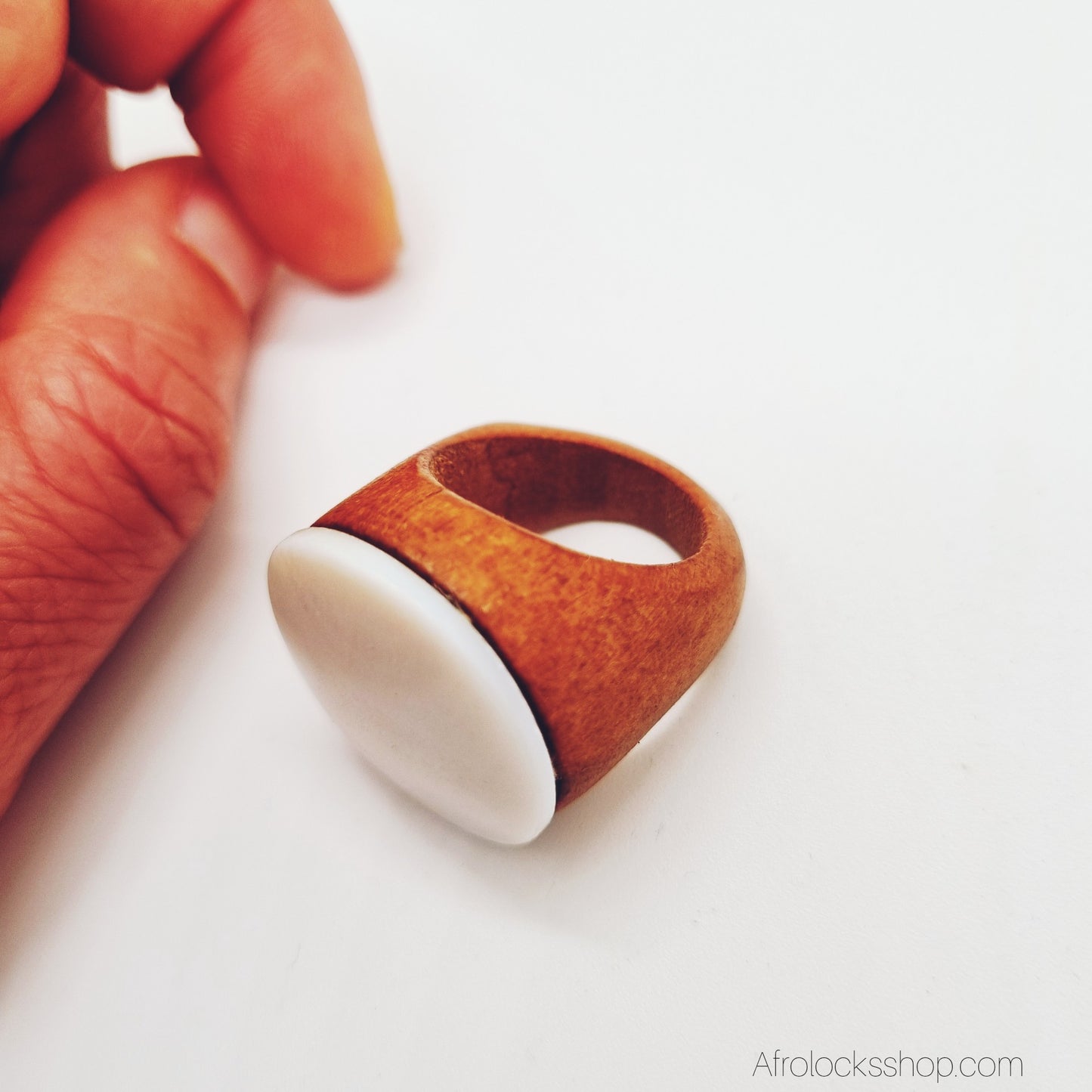 Bague bois & nacre blanche – petit modèle (doigts fins) 💍 Naturel & chic
