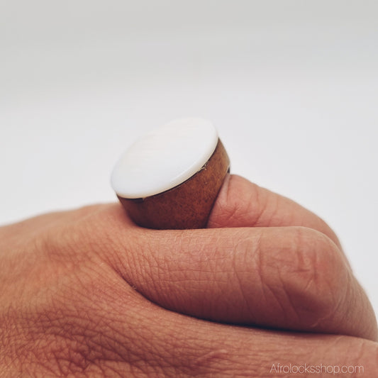 Bague bois & nacre blanche – petit modèle (doigts fins) 💍 Naturel & chic