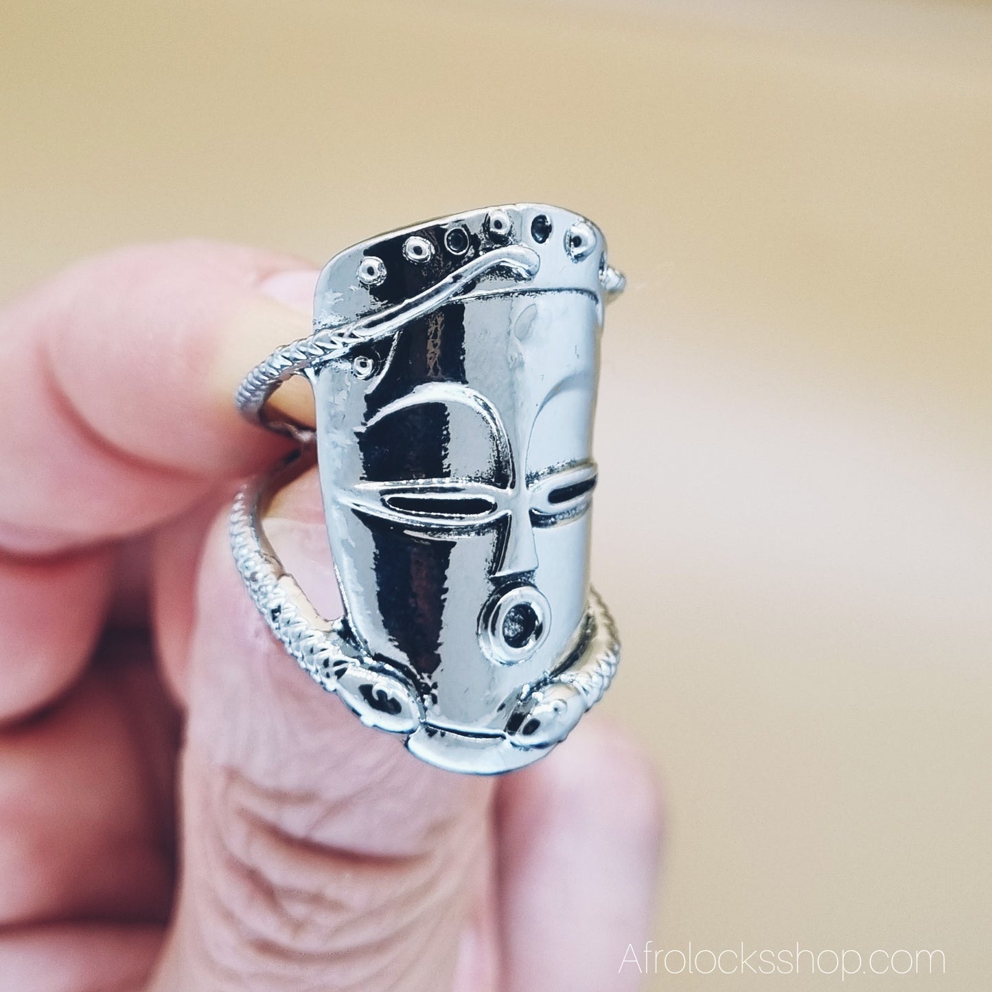 Bague masque africain argenté – grande bague statement ✨ réglable (unisexe)