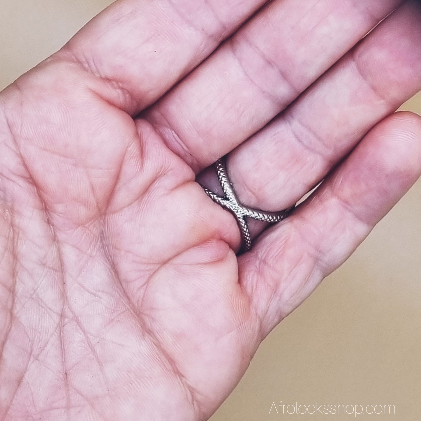 Bague masque africain argenté – grande bague statement ✨ réglable (unisexe)