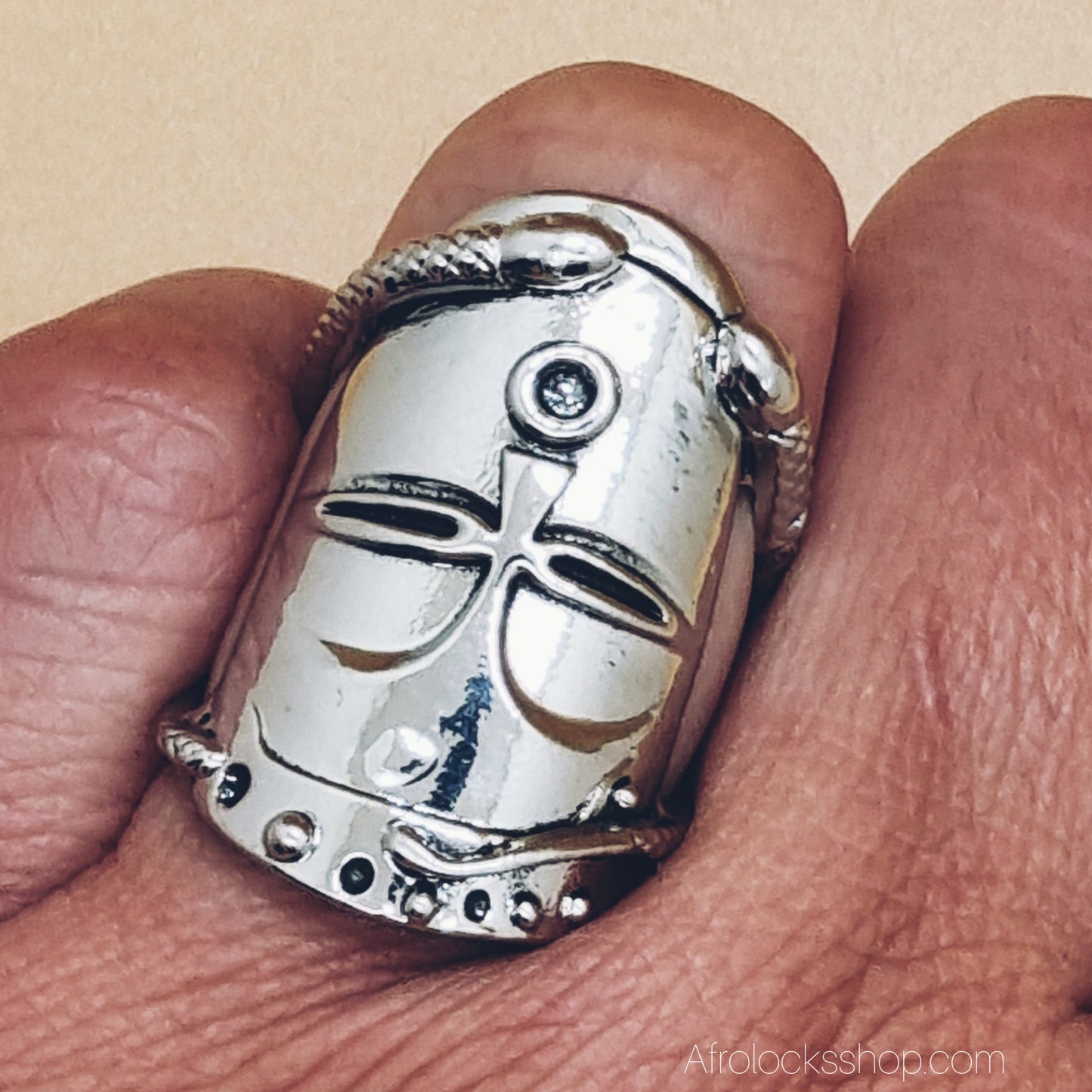 Bague masque africain argenté – grande bague statement ✨ réglable (unisexe)