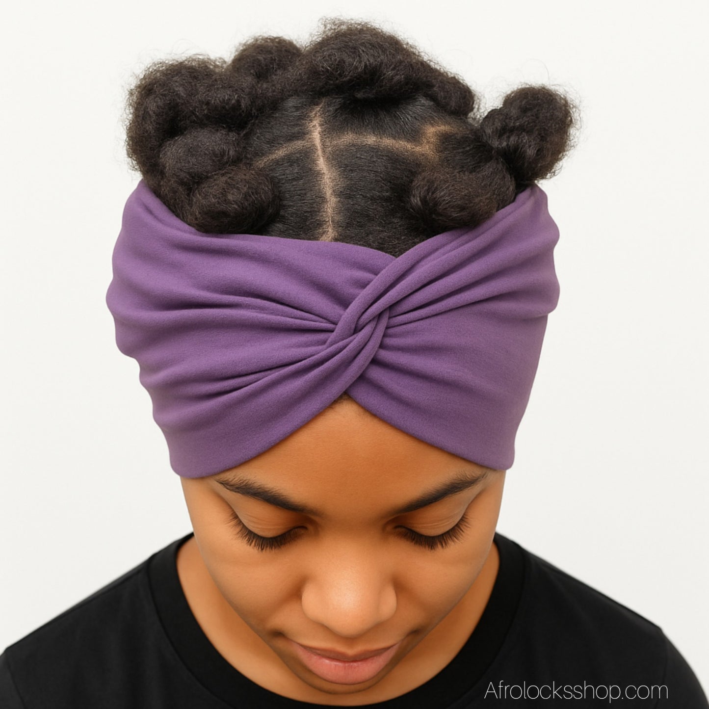 Serre-tête large violet porté sur cheveux volumineux, vue de profil.