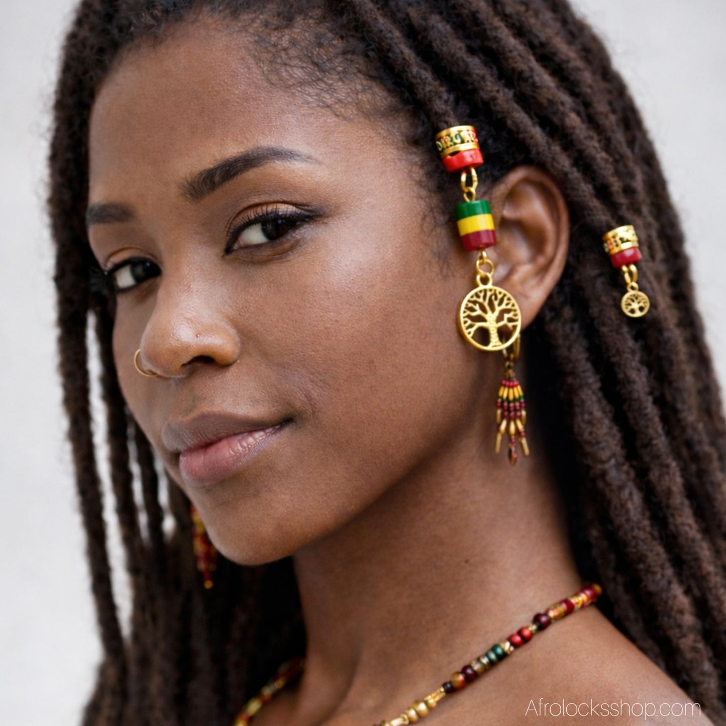 Femme qui porte un bijou rasta dans ses locks