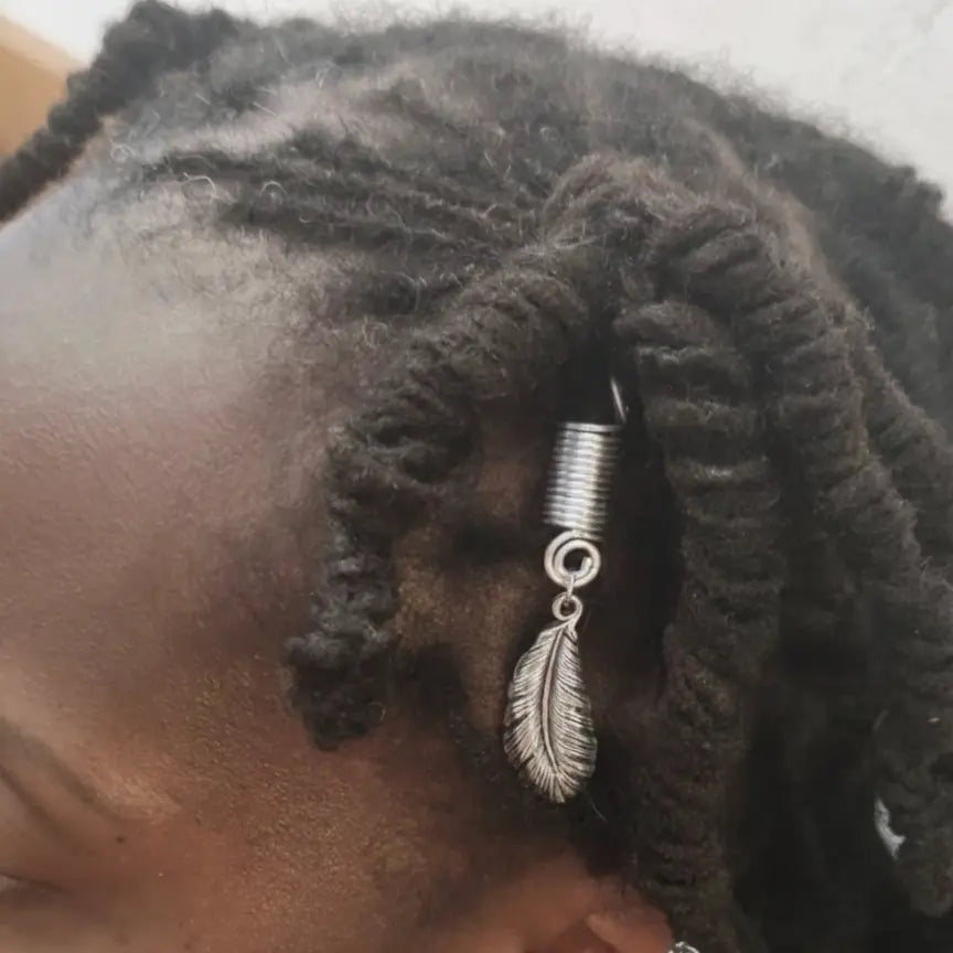 Bijou_de_Locks_Manchette_Spirale_Plume_Boho_-_Pendentif_7_cm_-_Ouverture_8_mm_1 - Afro Locks Shop