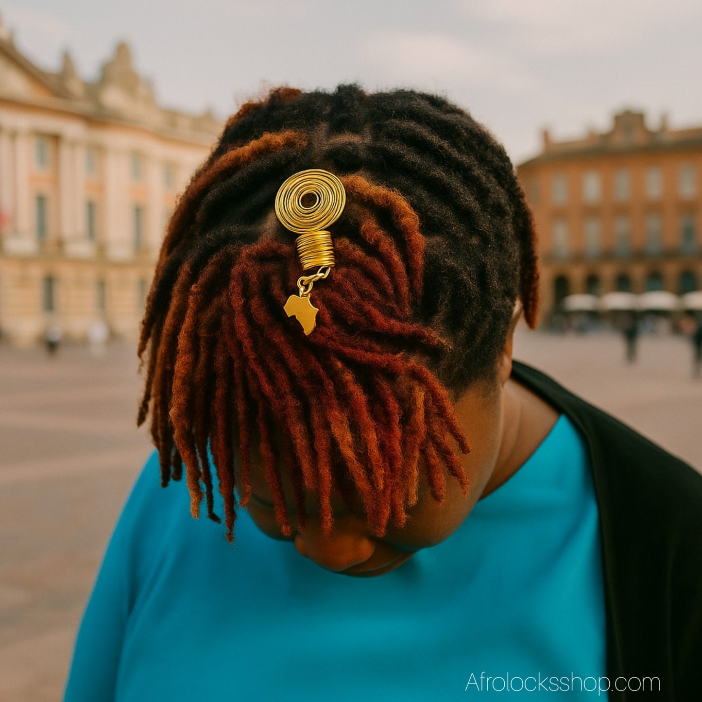 Bijou de locks spirale dorée avec pendentif Afrique – trou 1 cm – longueur 4,5 cm 🌿✨
