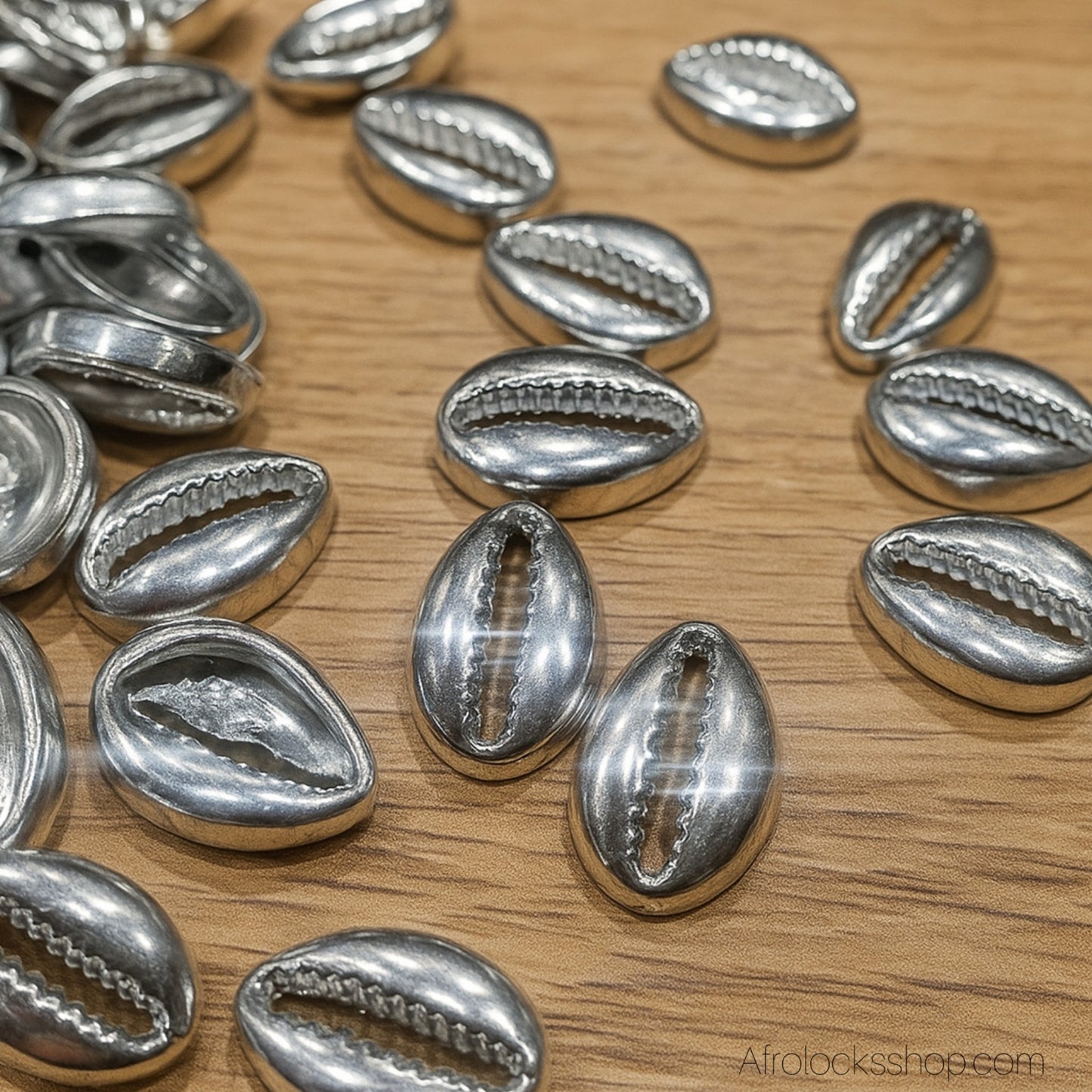 Cauris argentés à coudre pour locks/tresses – 30 g (≈70–90 pièces)