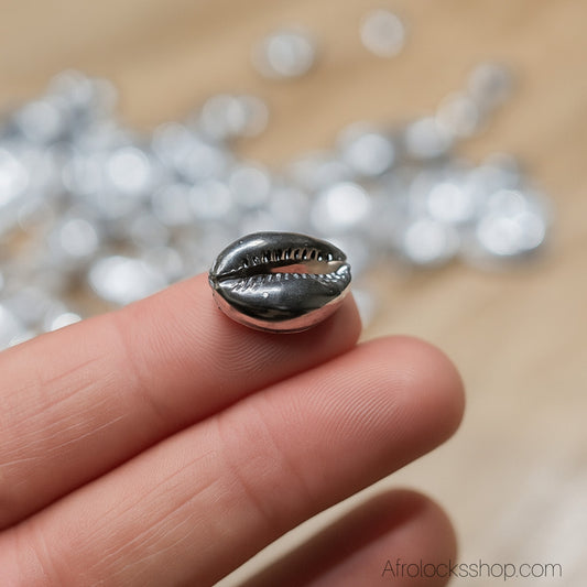 Cauris argentés à coudre pour locks/tresses – 30 g (≈70–90 pièces)