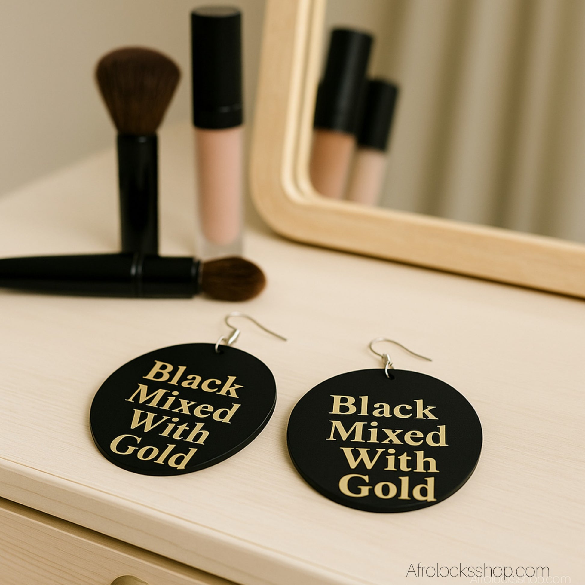 Paire de boucles en bois noir avec statement afro ecrit black mixed with gold