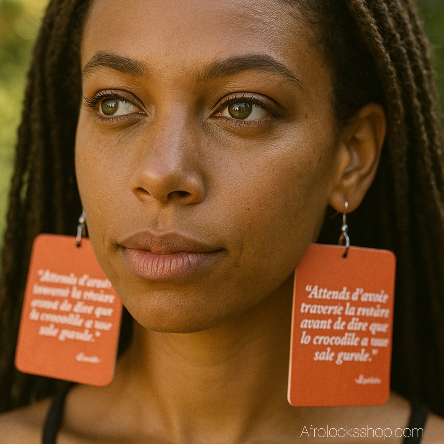 femme qui porte des boucles doreilles uniques avec statement afro - proverbe africain